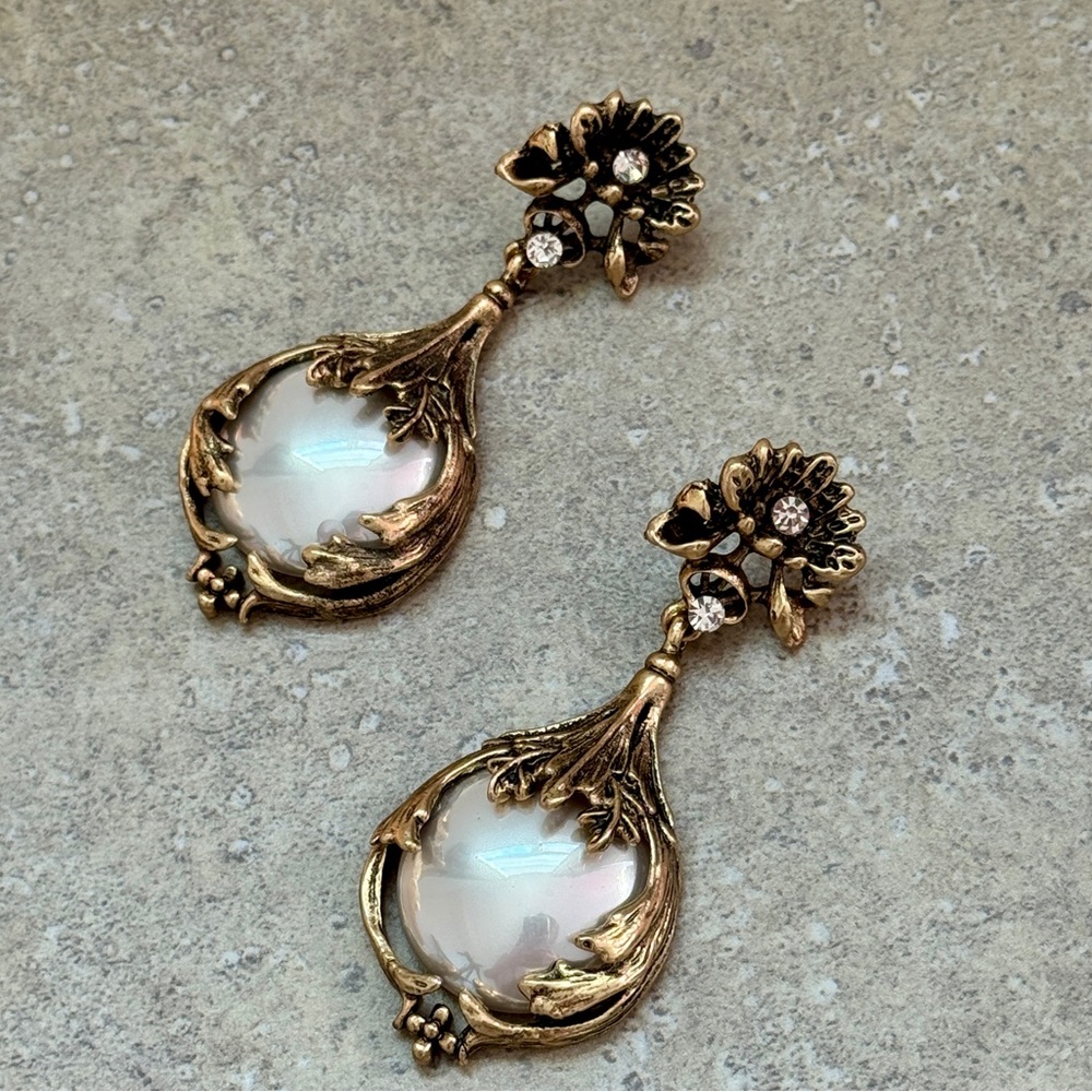 💖4/$30 New Elegant Gold and Cream Drop Earrings - Picture 1 of 6